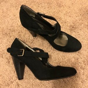 Unworn black cross cross strap Pumps